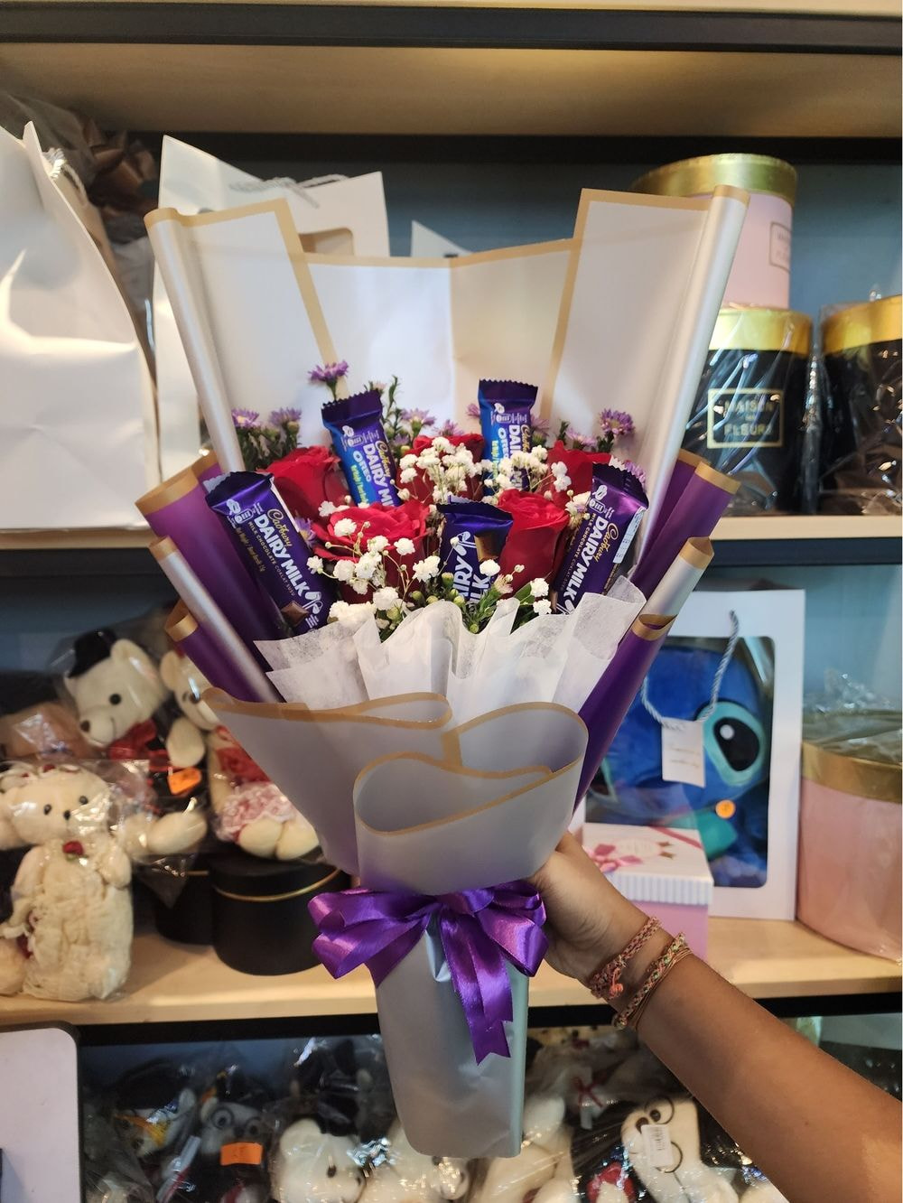 Roses & Cadbury Medium size: 5 rose flower arrangements with 5pcs Cadbury