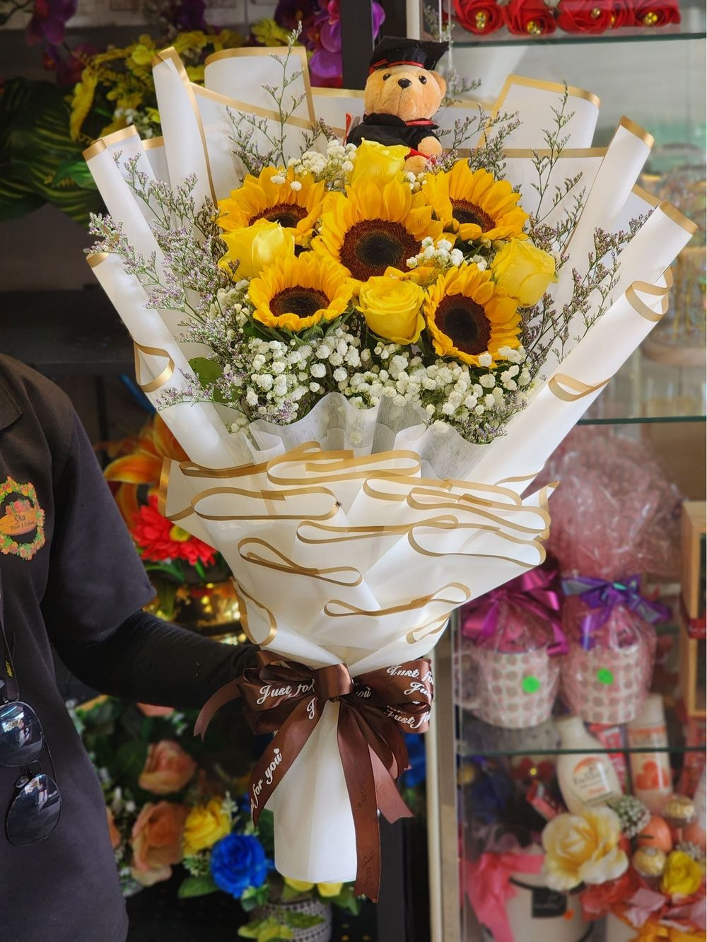 Medium Size : 5 Sunflower Graduation Bouquet + 4 Yellow Rose + Small Teddy Bear + Baby Breath & Caspia