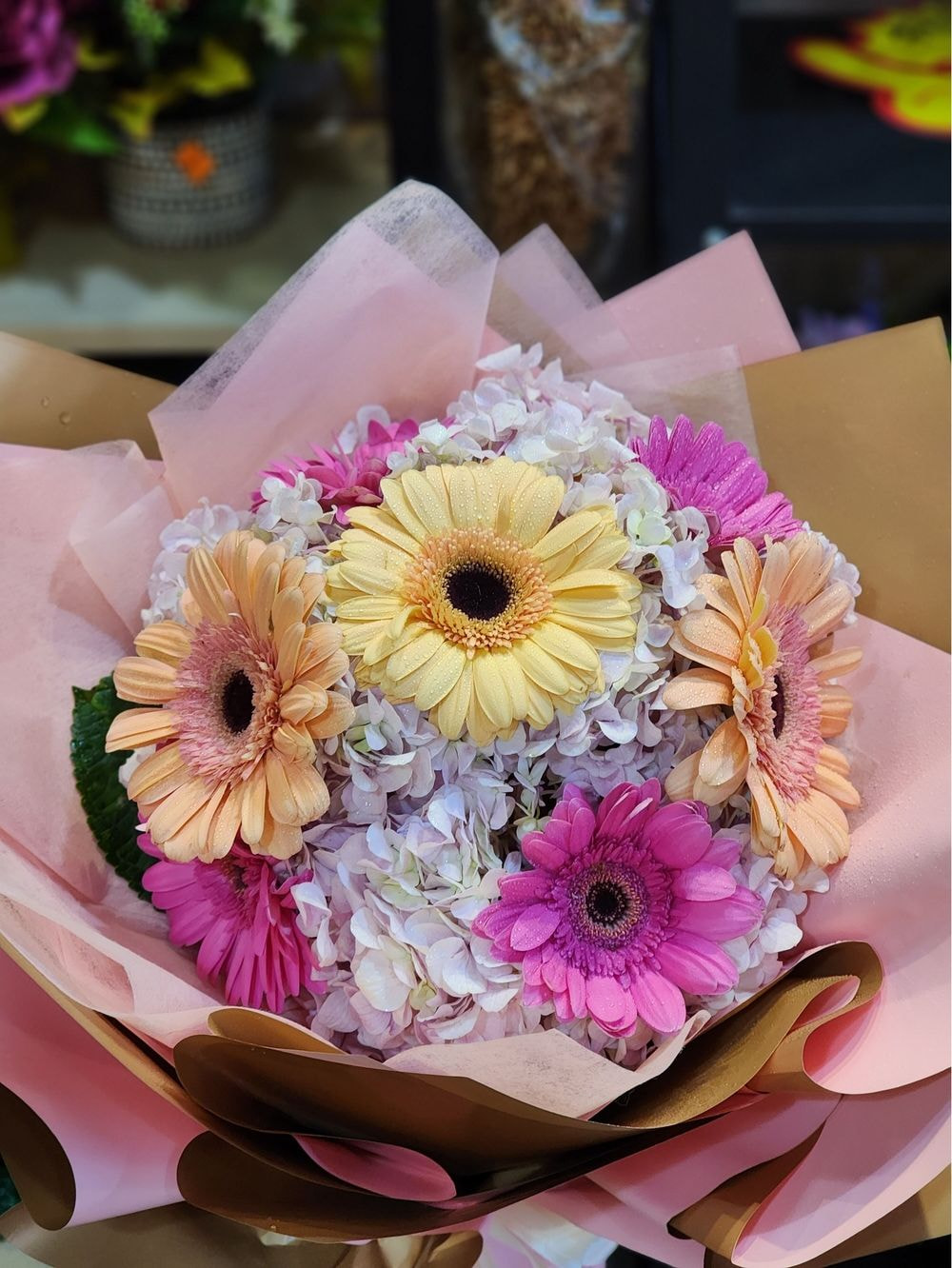 Medium size: 7 Daisy Flower with Hydrangea