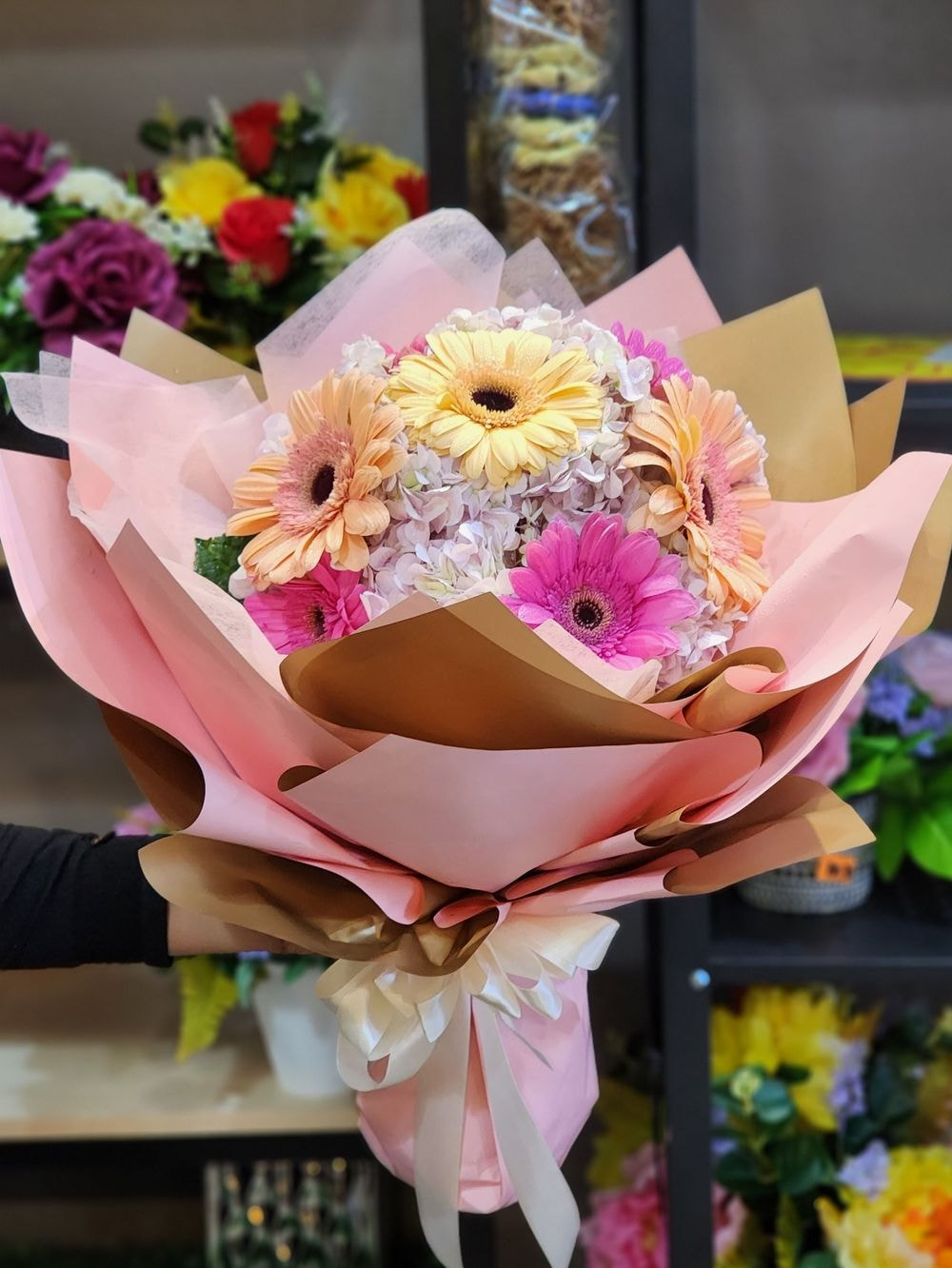 Medium size: 7 Daisy Flower with Hydrangea