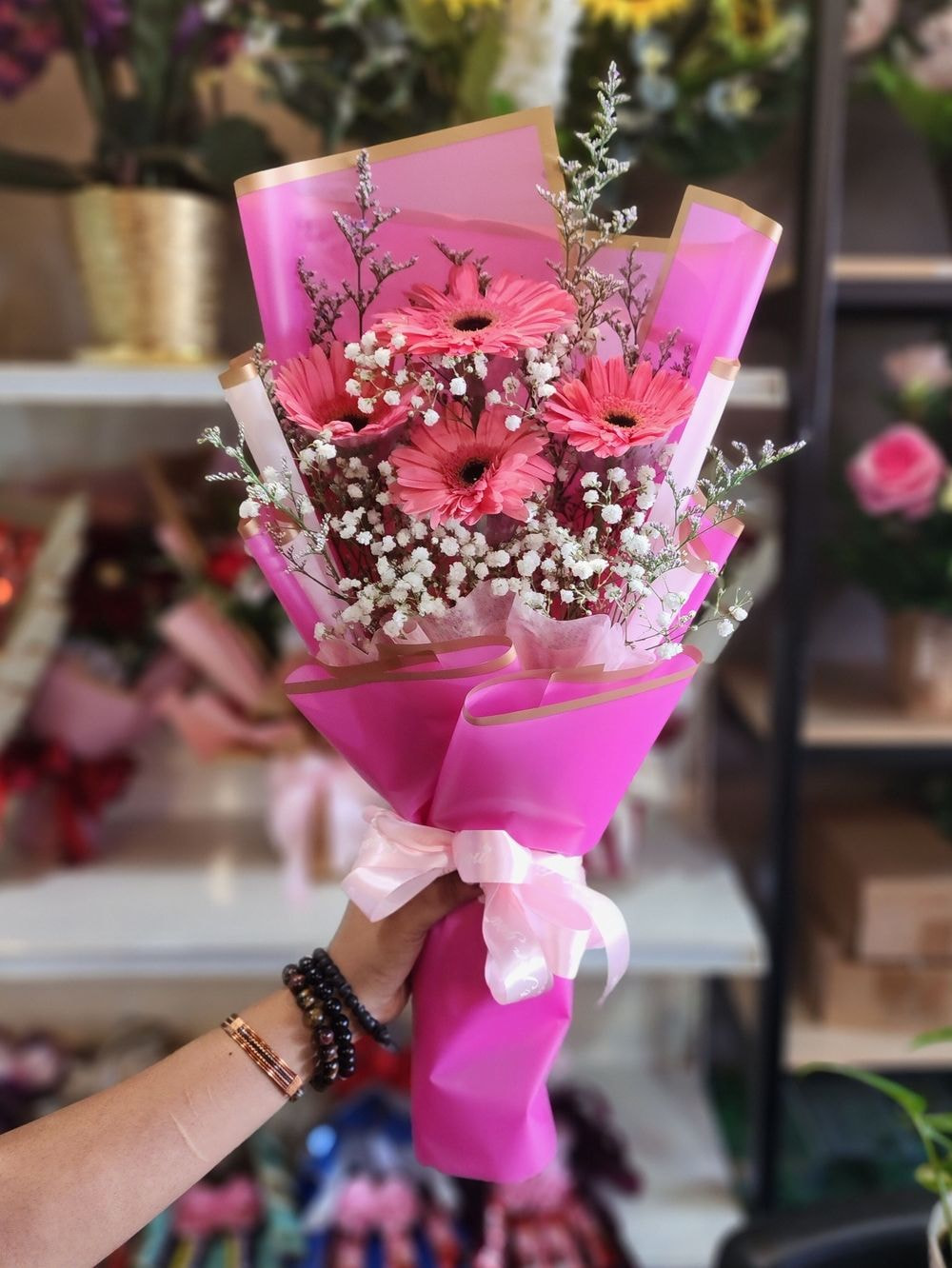 Medium size: 4 Daises flower colours can be customized + Baby Breath