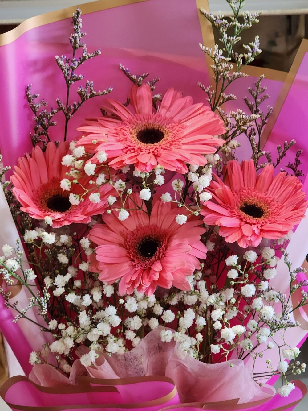 Medium size: 4 Daises flower colours can be customized + Baby Breath