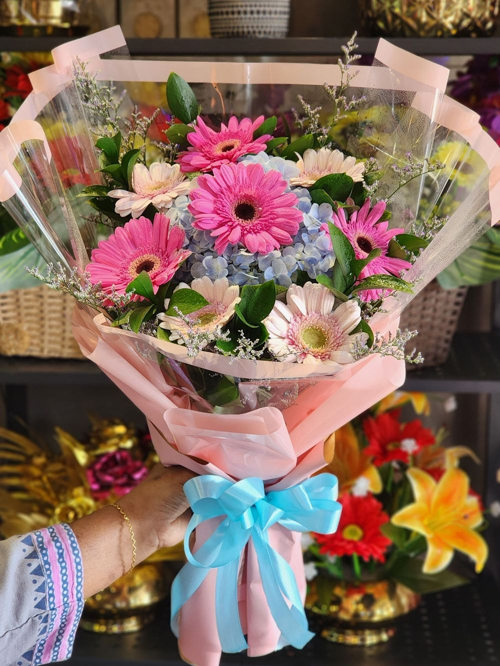 Medium size: 8 Daisy Flower with Hydrangea