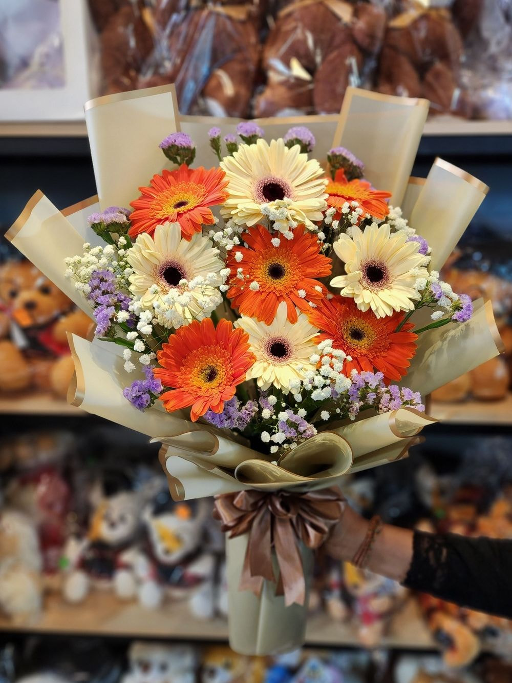 Medium size: 9 Daisy Flower with Baby Breath & Statice