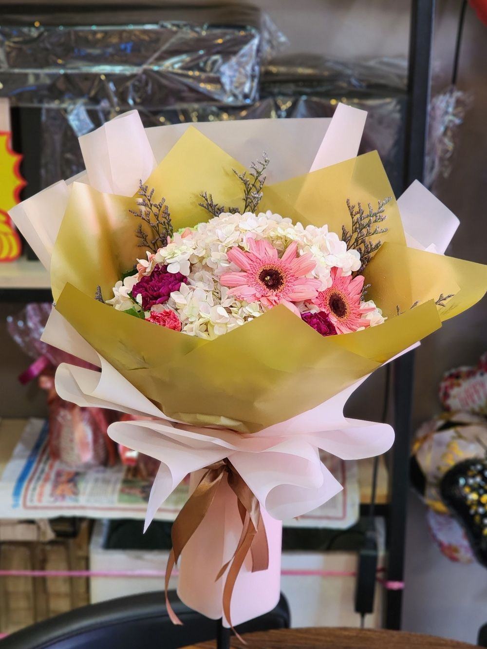 Medium Round size: 8 Daisy Flower with Hydrangea