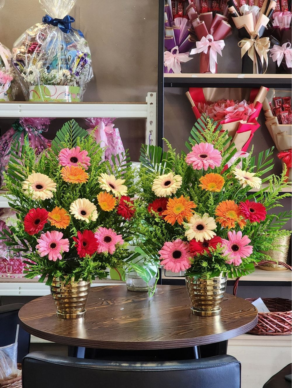 12 daisies arrangement with ceramic pot (reusable)
