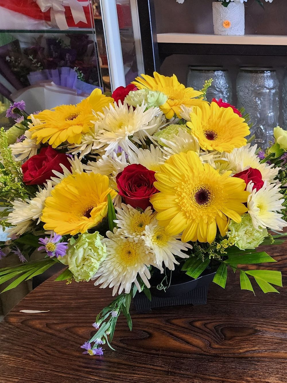 Small Round Shape Arrangement Mix Flowers (Button)