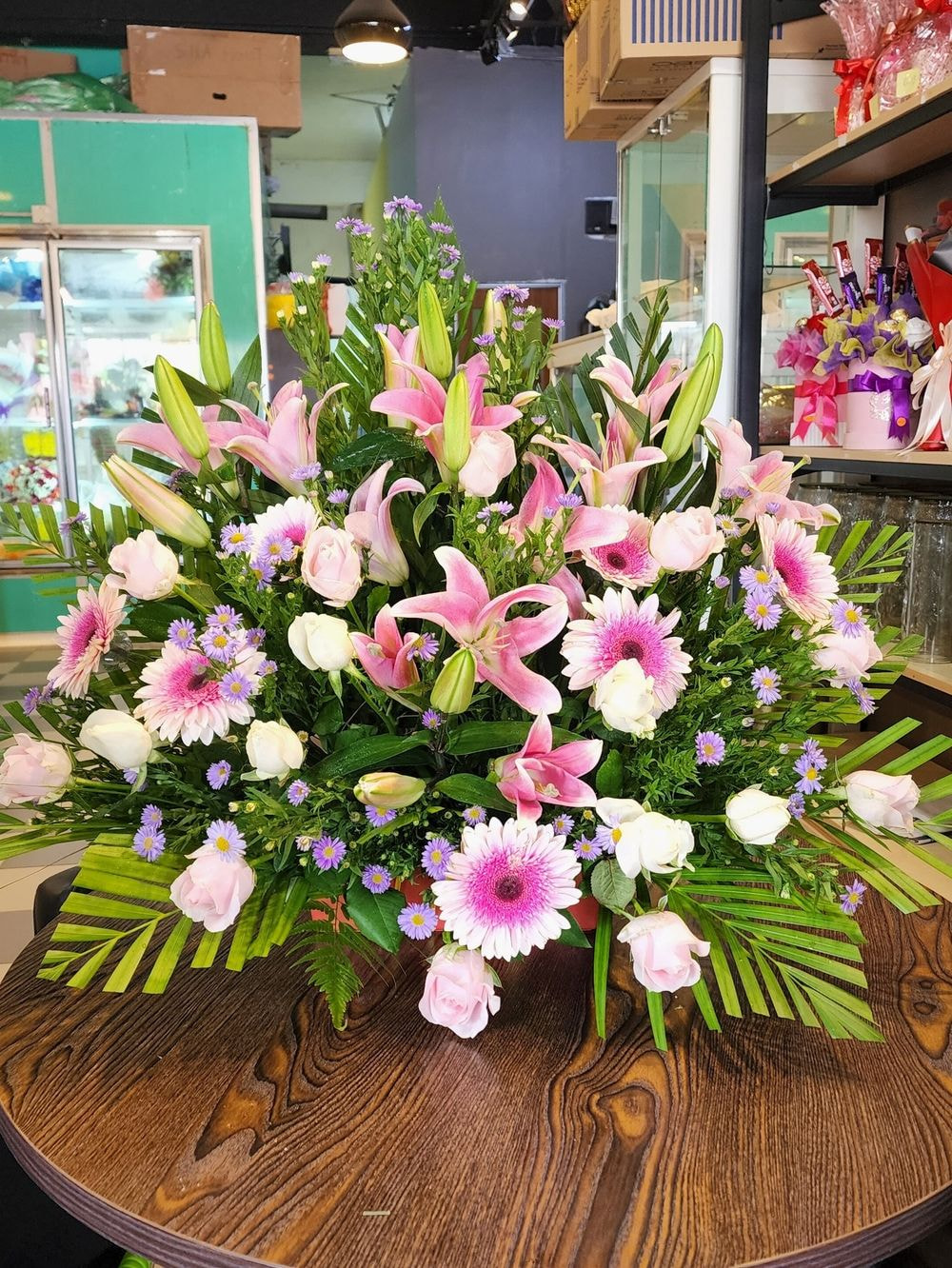 Large size : Pink Lily Stargazer + Pink Rose + Gerbera Table arrangements