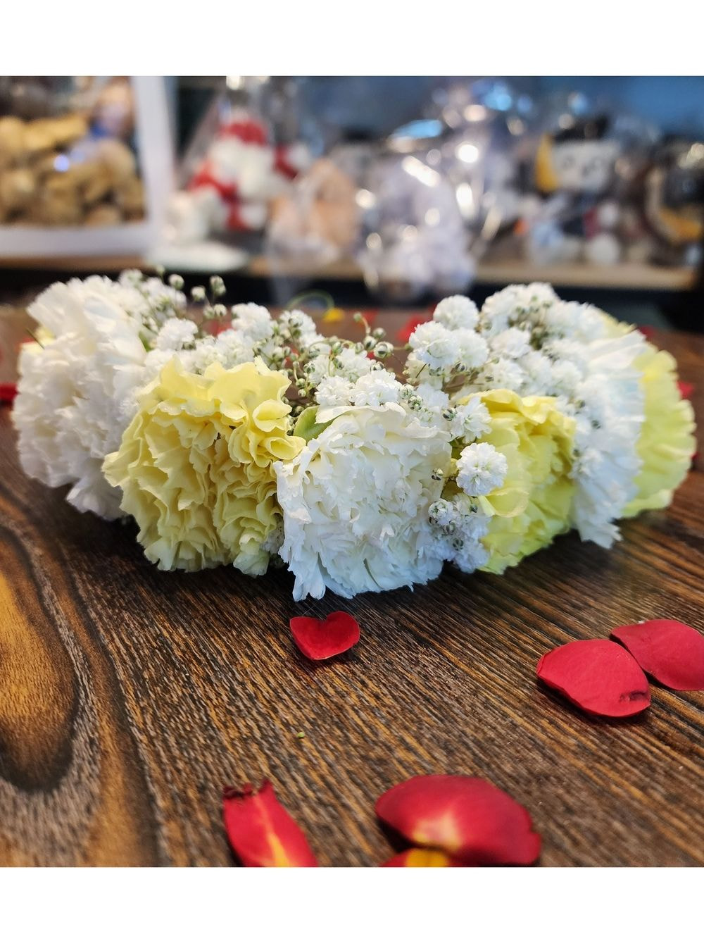 6inch Hair Arrangement with Carnation Petals