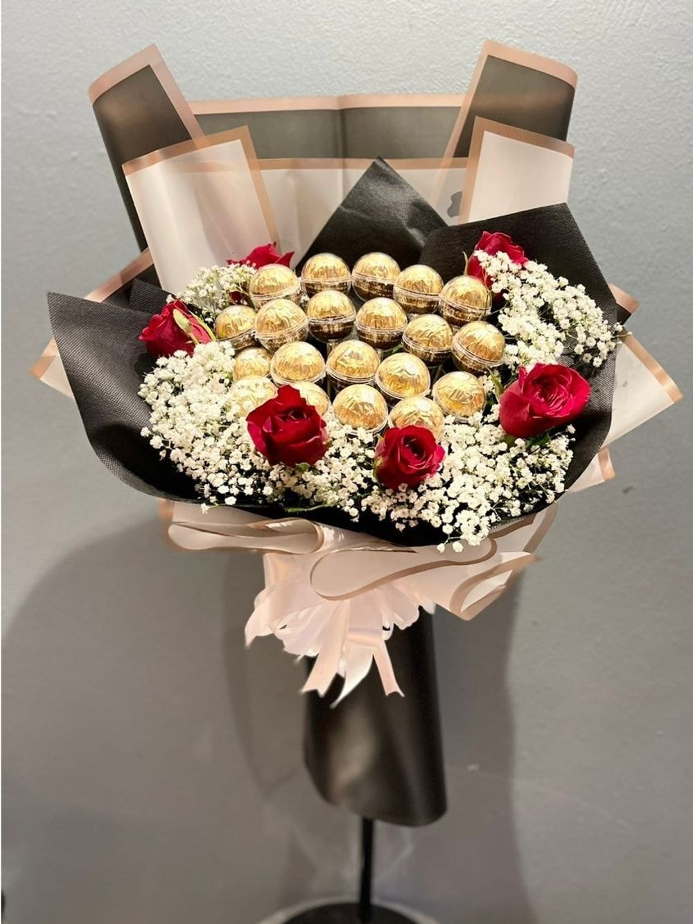 Roses & Ferrero Medium size: 6rose flower arrangements with 20pcs Ferrero Rocher in cap