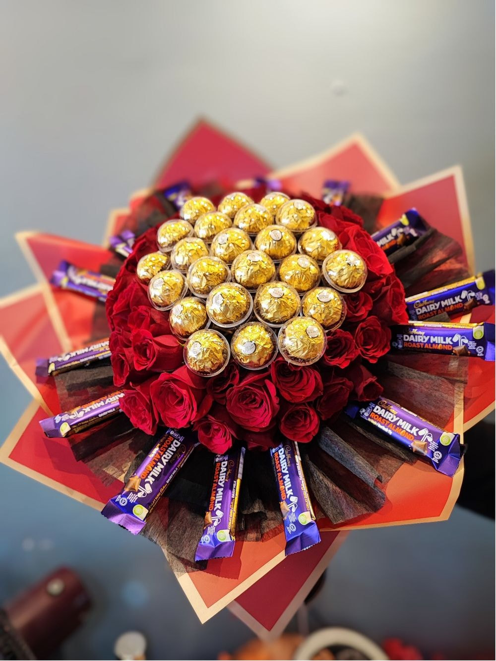 Large size : 40 Rose Bouquet + 20 Ferrero Rocher + 15 Cadbury