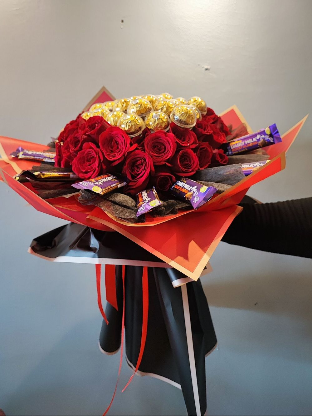 Large size : 40 Rose Bouquet + 20 Ferrero Rocher + 15 Cadbury
