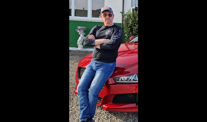 Rockin’ Ralph lehnt lässig an einem roten Auto neben den Bongiovi Pastasaucen – italienischer Genuss trifft auf echten Rock’n’Roll Stil.