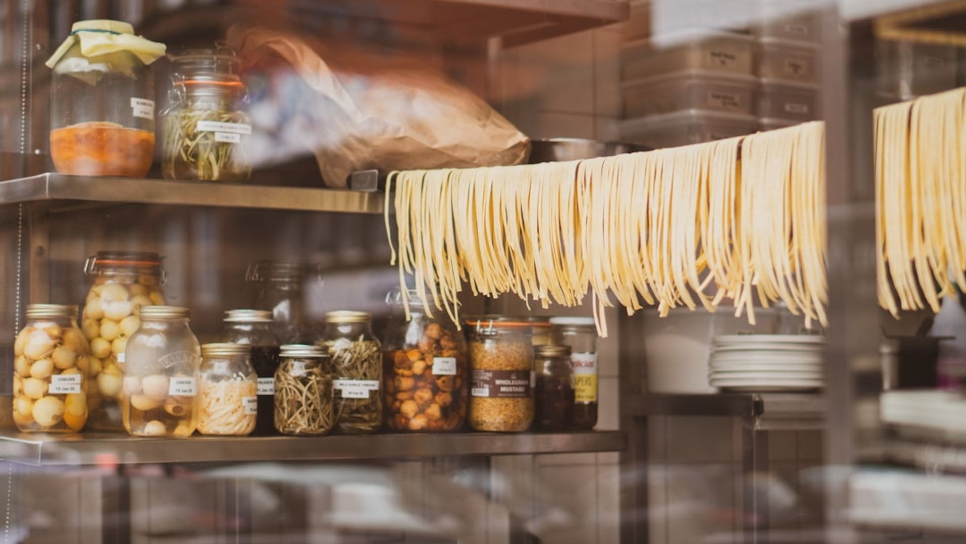 Cuisine chaleureuse avec pâtes maison, légumes marinés et épices. Ambiance authentique et traditionnelle.