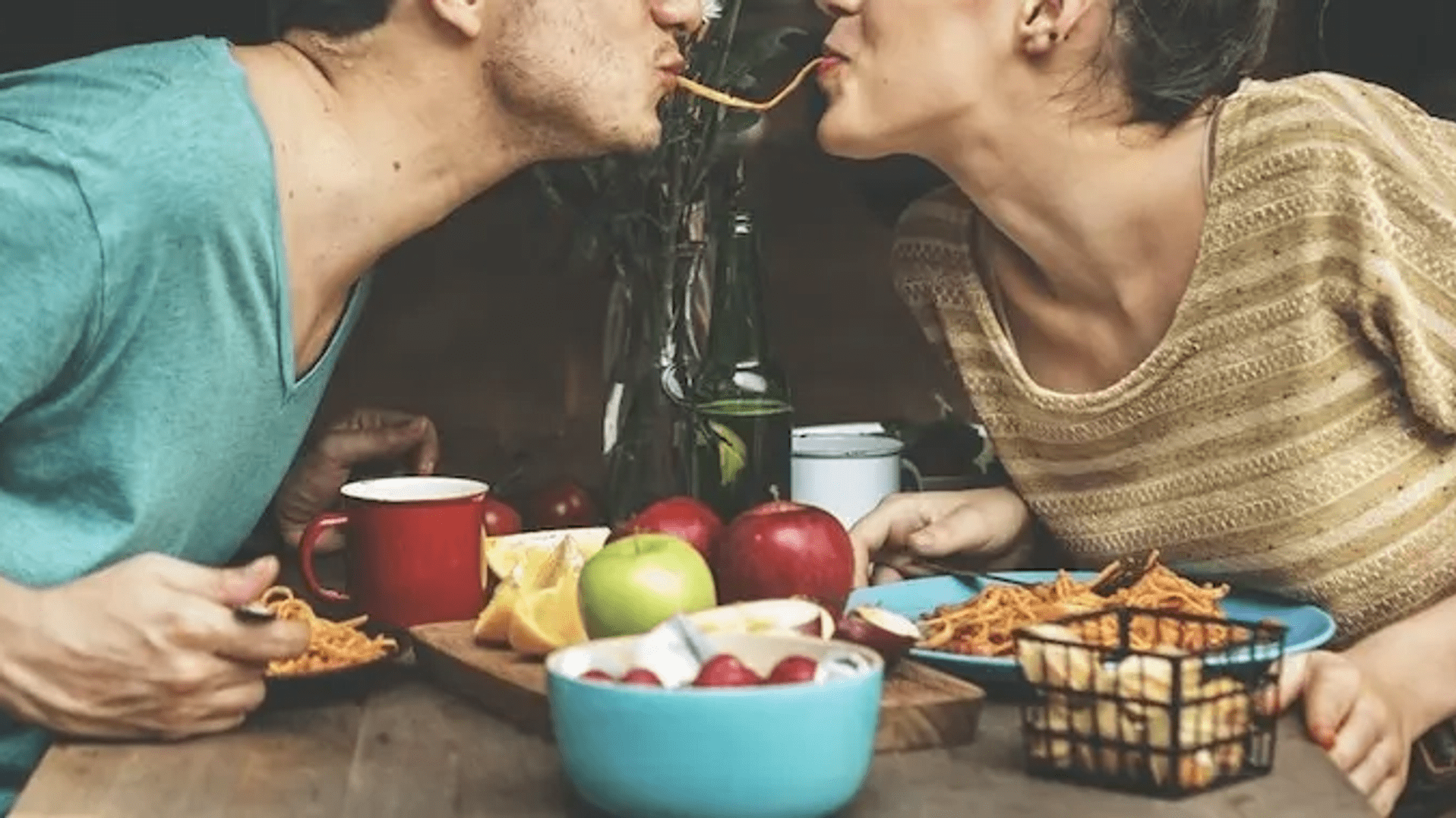 „Paar genießt gemeinsam Spaghetti – italienische Genussmomente mit Bongiovi Pastasauce.“ „Paar genießt gemeinsam Spaghetti – italienische Genussmomente mit Bongiovi Pastasauce.“