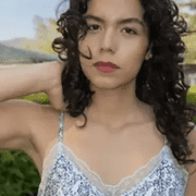 Kundin, die den Geschmack und die Qualität der Bongiovi Sauce lobt