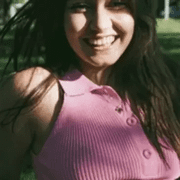 Feinschmeckerin, die die natürliche Qualität der Bongiovi Marinara Sauce lobt