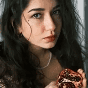 Kundin, die den Geschmack und die Qualität der Bongiovi Sauce lobt