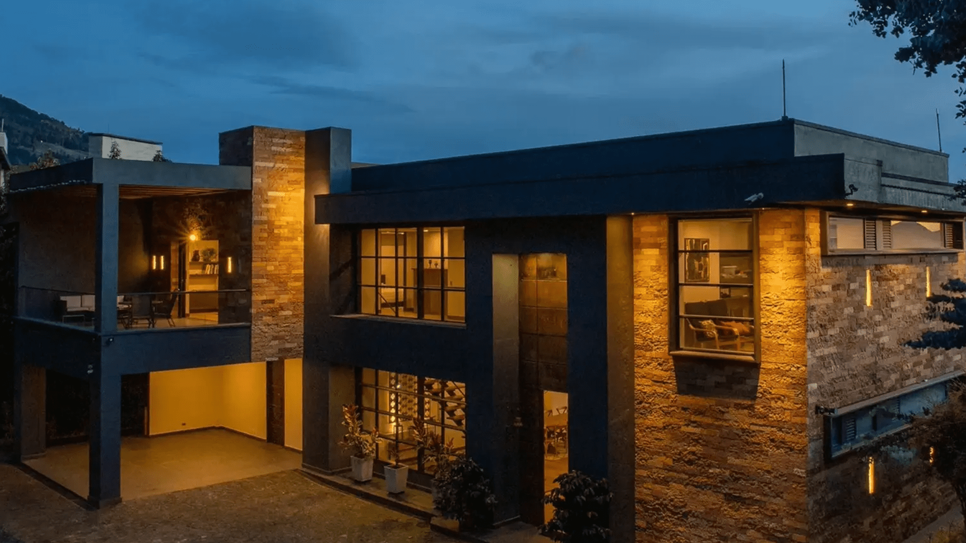 Moderne Luxusvilla mit Außenbeleuchtung bei Nacht