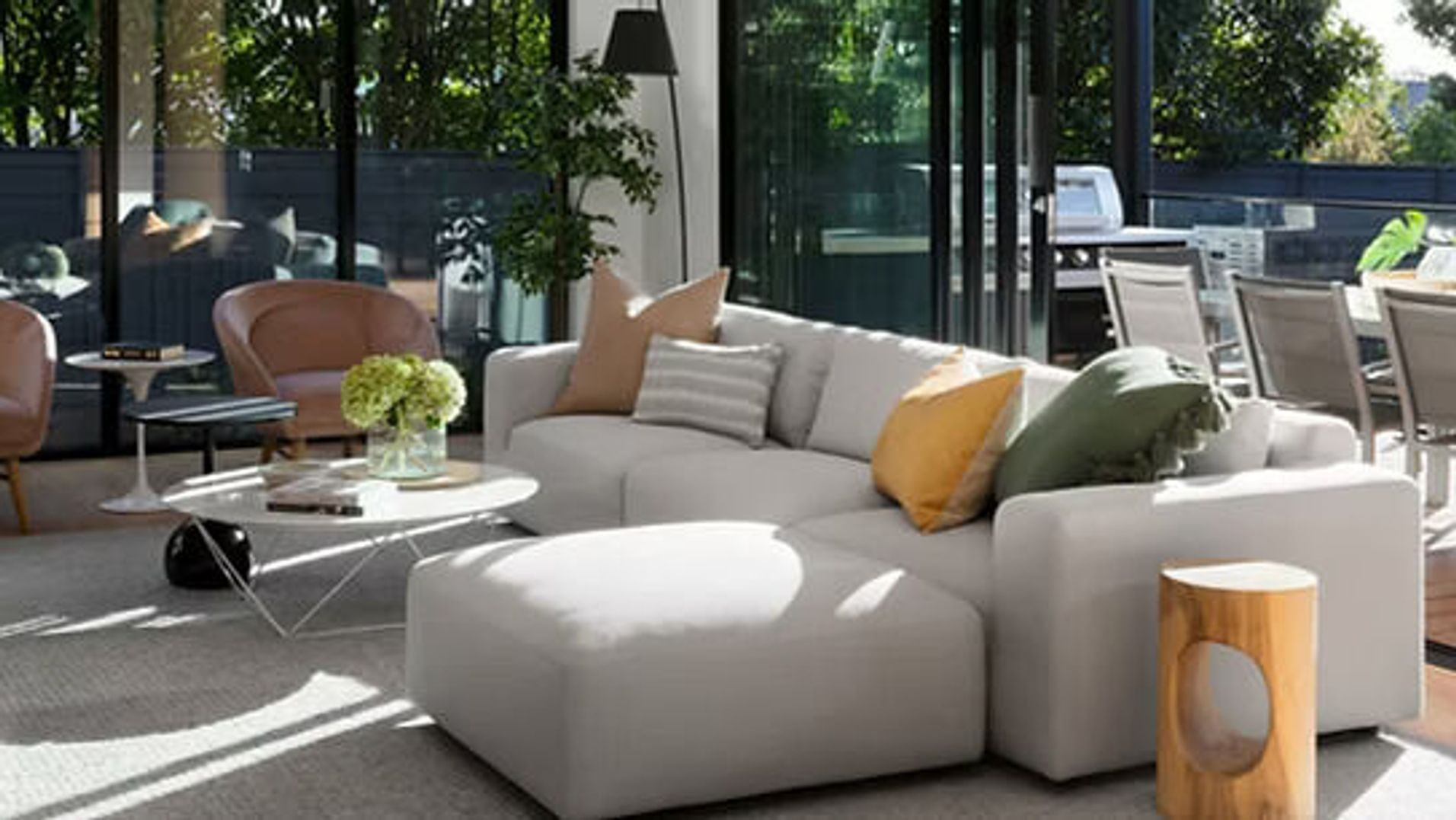 Modernes Wohnzimmer mit eleganter weißer Couch und natürlichem Licht