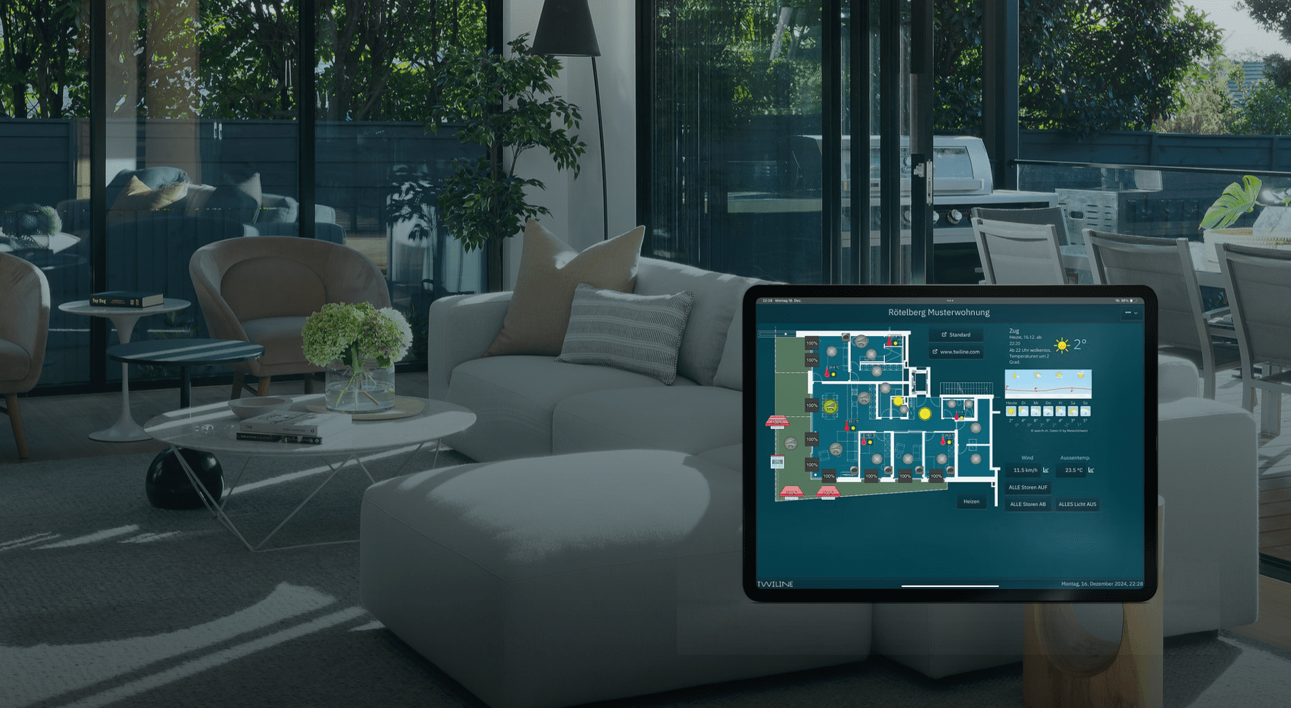Modernes Smart-Home-Wohnzimmer mit Tablet zur Haussteuerung