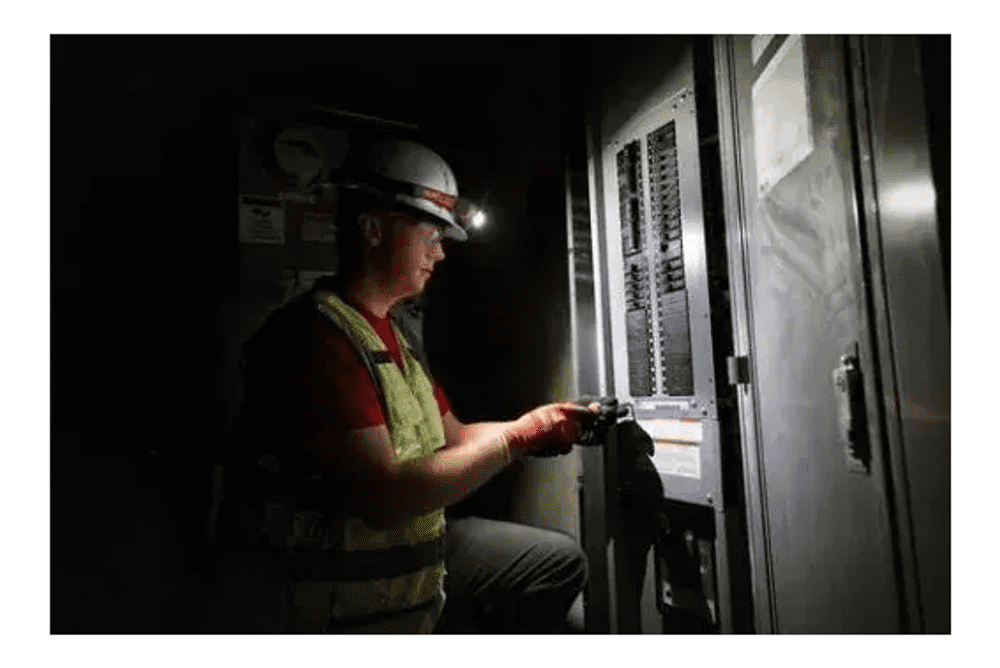 NAGLAVNA LED SVETILKA L4 HL2-301 MILWAUKEE