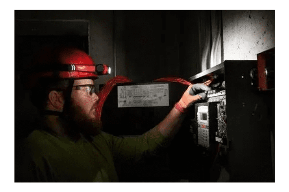 NAGLAVNA LED SVETILKA L4 HL2-301 MILWAUKEE