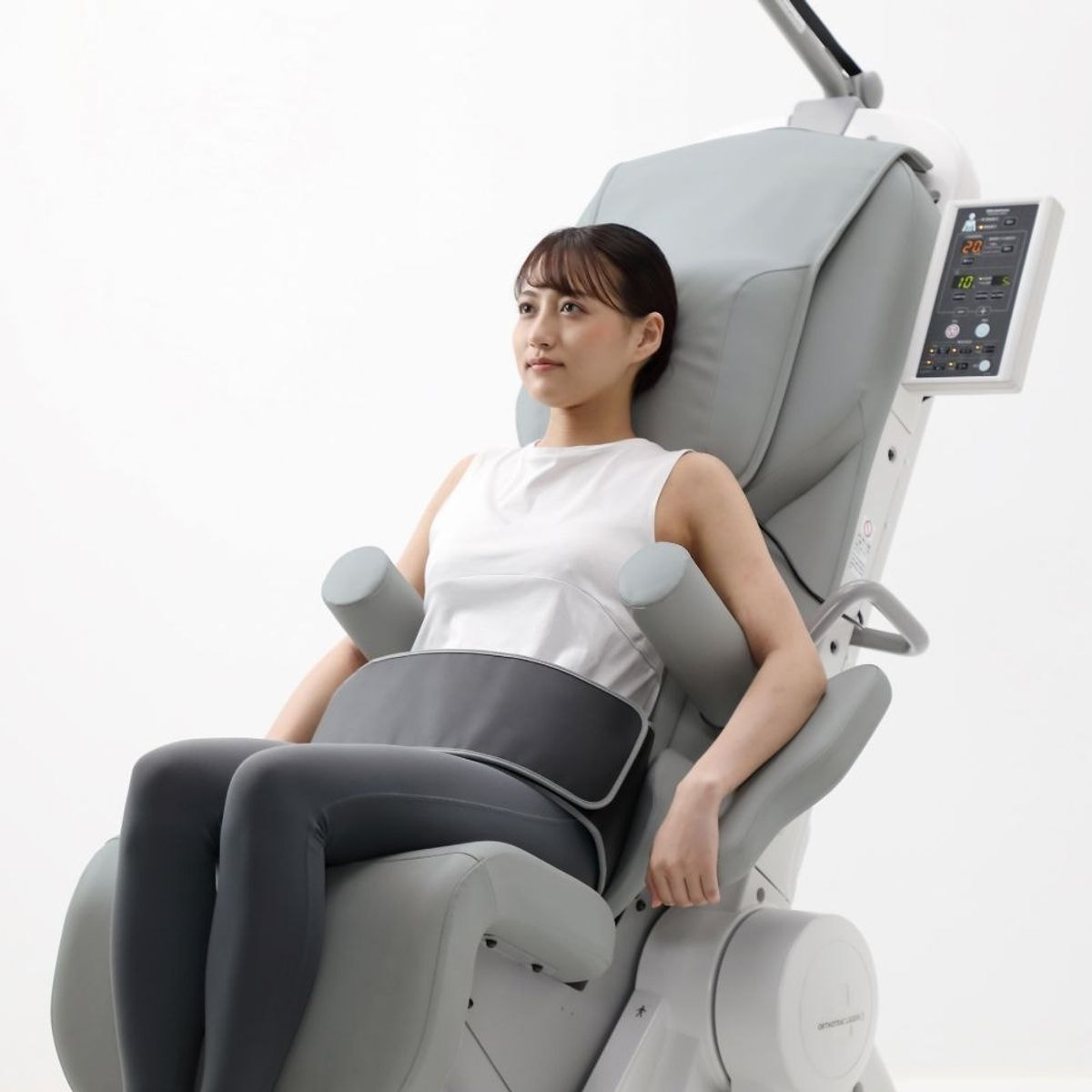 Pacientka med terapijo na napravi Orthotrac Lasedia OL-6600
