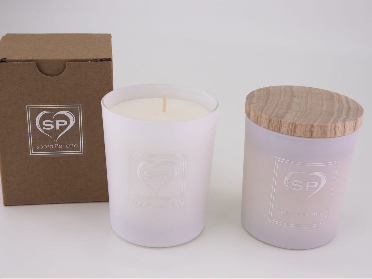 Oasi Perfetta white scented candle with wooden cap