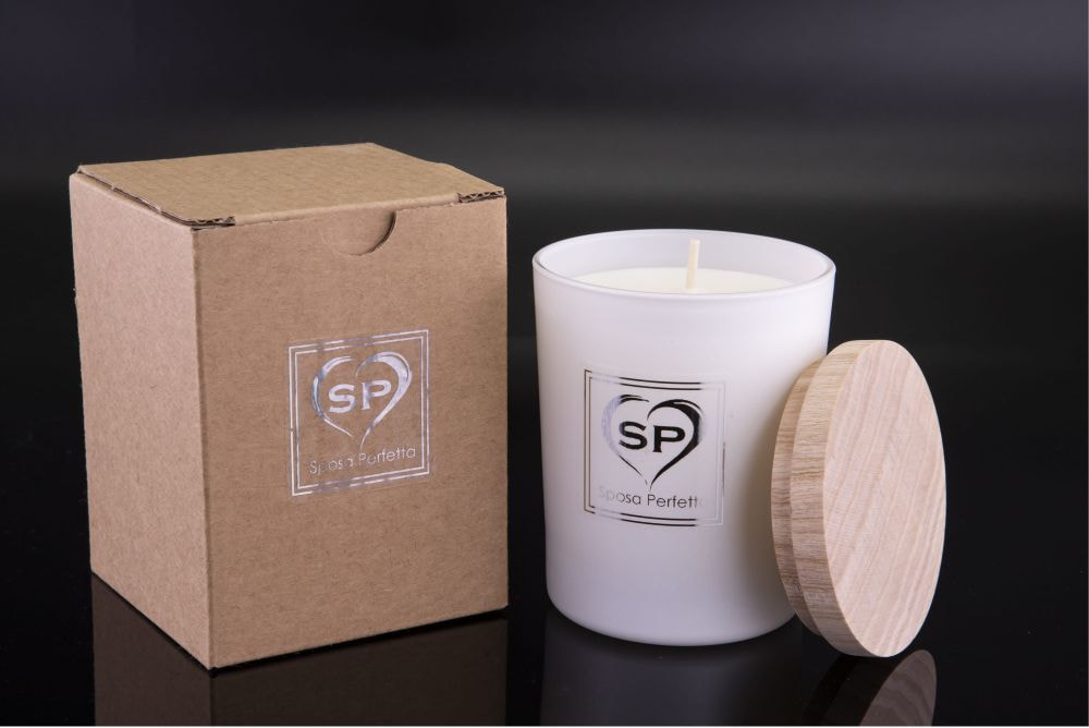 Oasi Perfetta white scented candle with wooden cap
