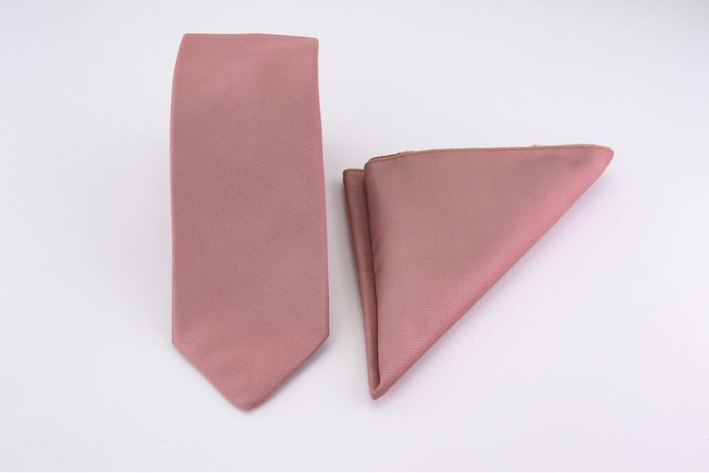 Cravatta rosa e fazzoletto da taschino