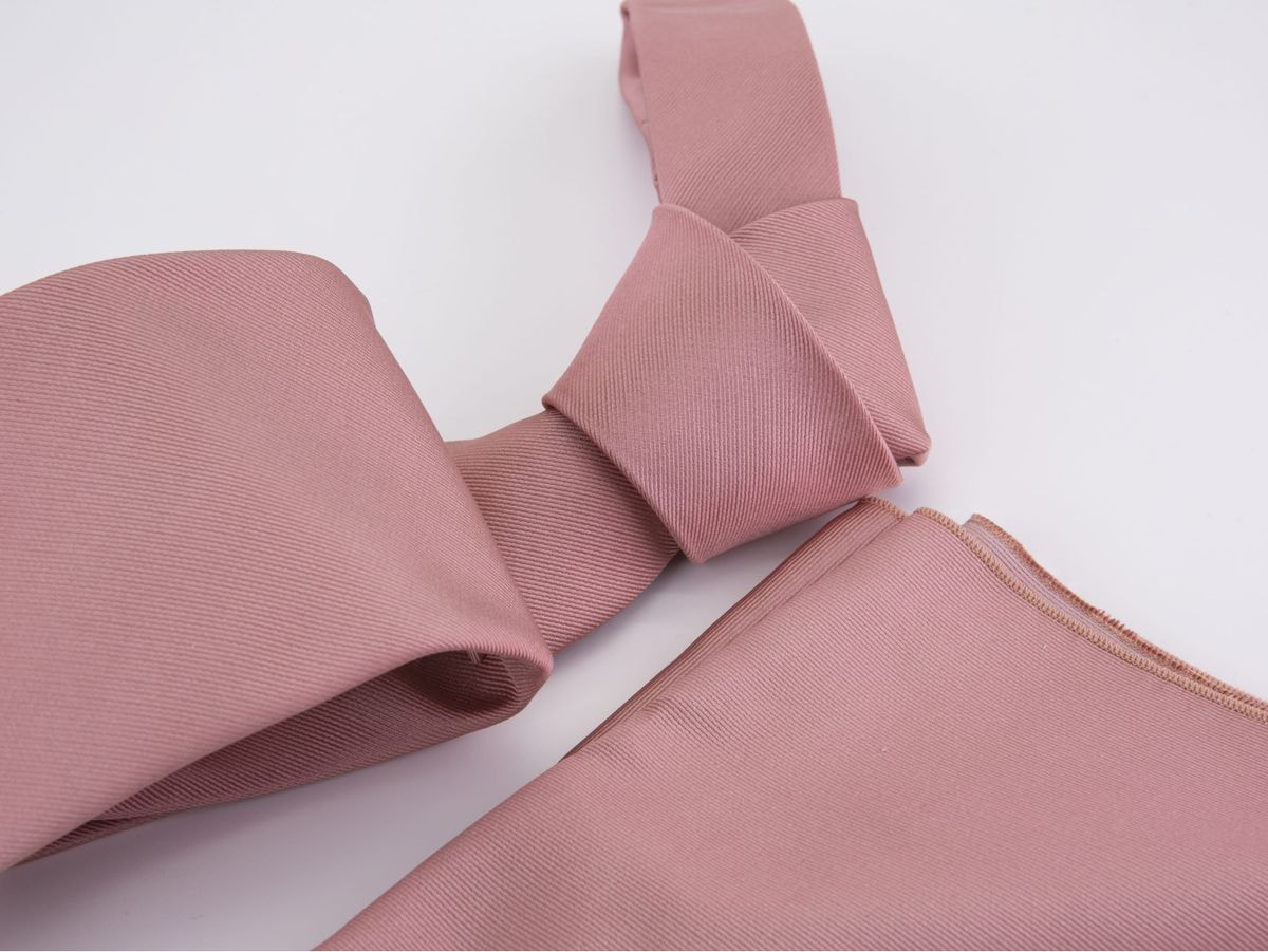 Cravatta rosa e fazzoletto da taschino