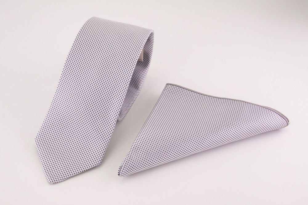 Cravatta a puntini neri e fazzoletto da taschino