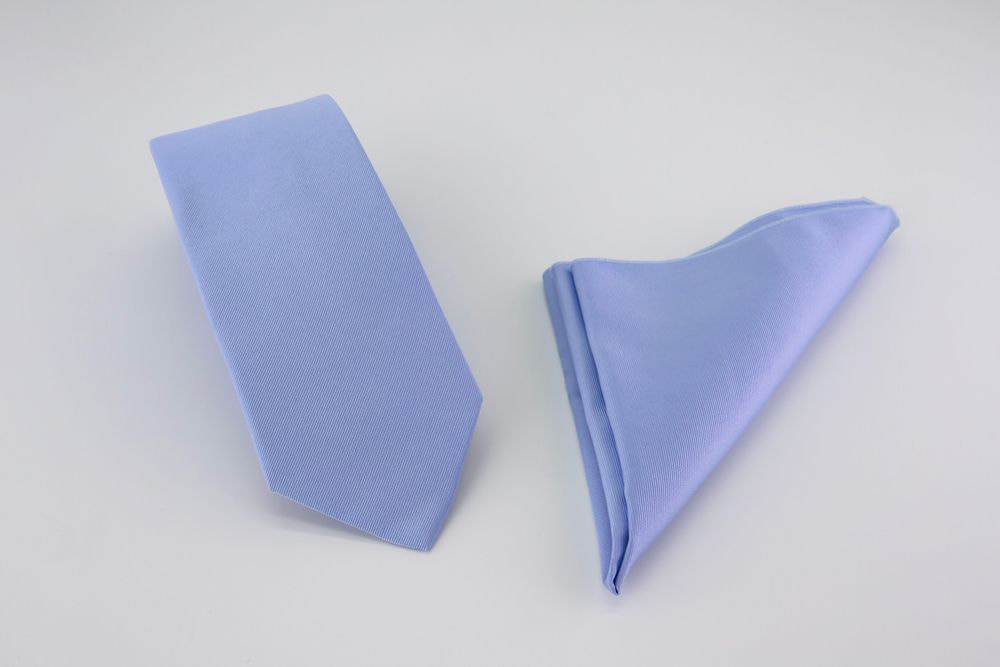 Cravatta azzurra e fazzoletto da taschino