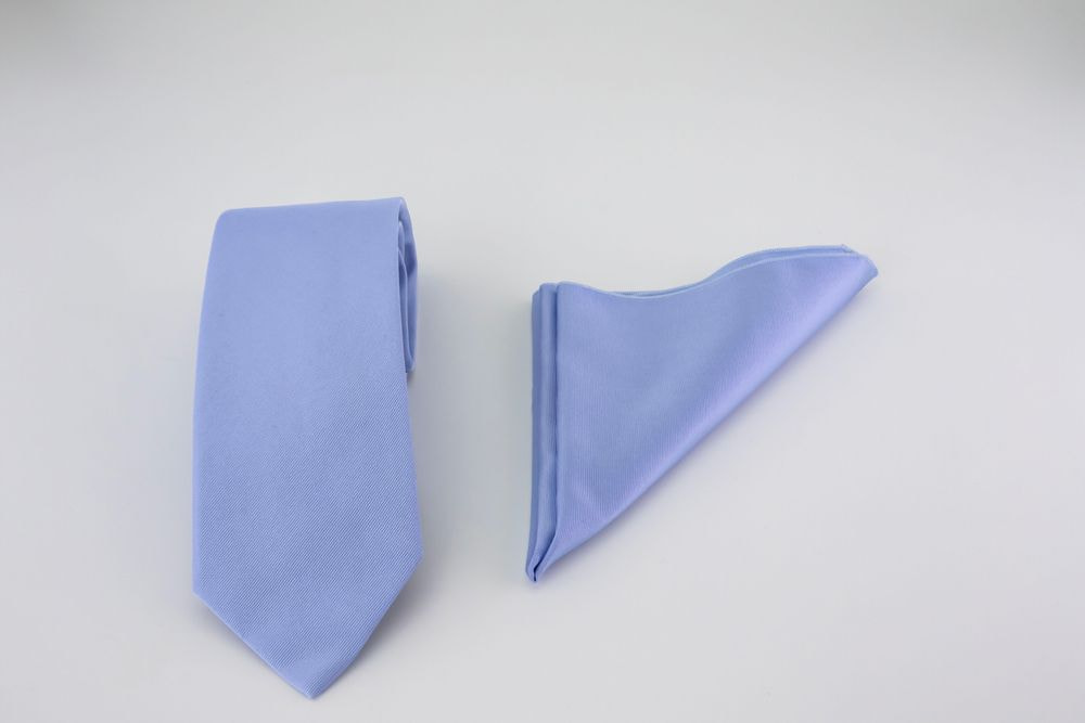 Cravatta azzurra e fazzoletto da taschino