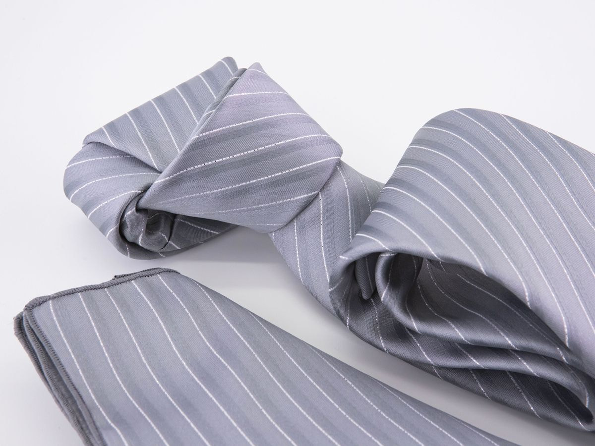 Cravatta Grigia gessato e fazzoletto da taschino