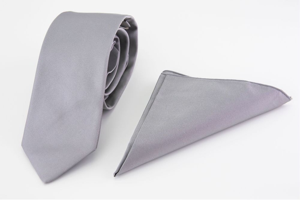 Cravatta grigia con fazzoletto da taschino