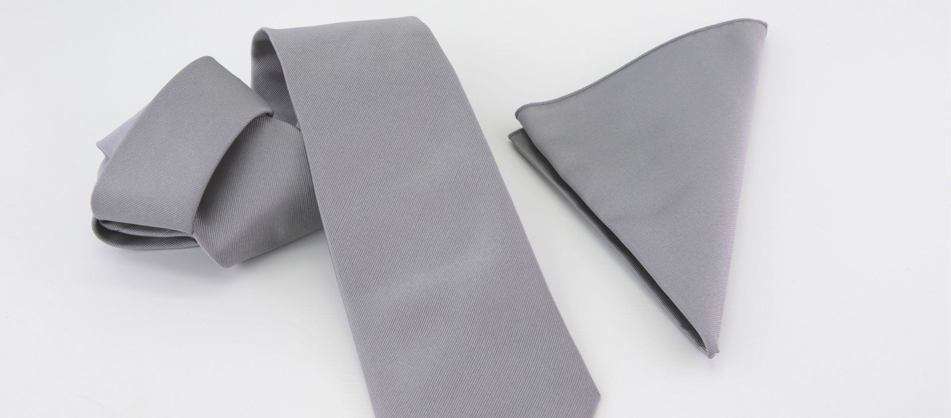Cravatta grigia con fazzoletto da taschino