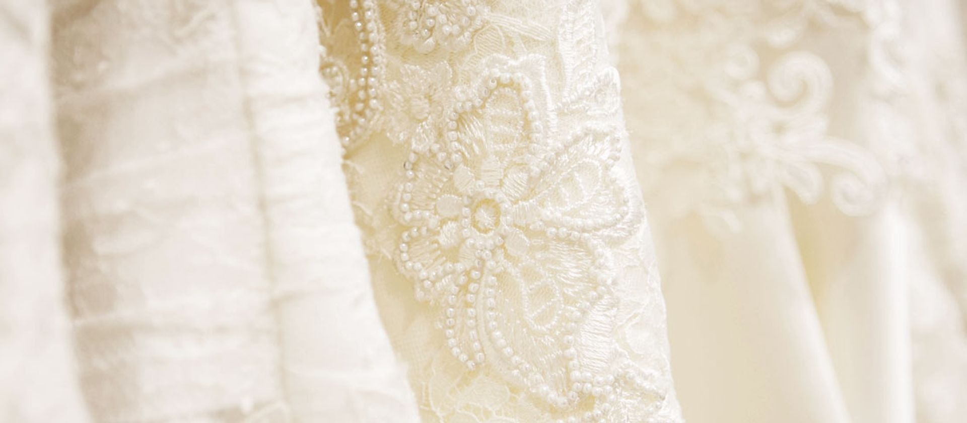 Lace has always been synonymous with elegance and sensuality, for the bride who is looking for a timeless style but at the same time in line with the fashion trends of 2020.