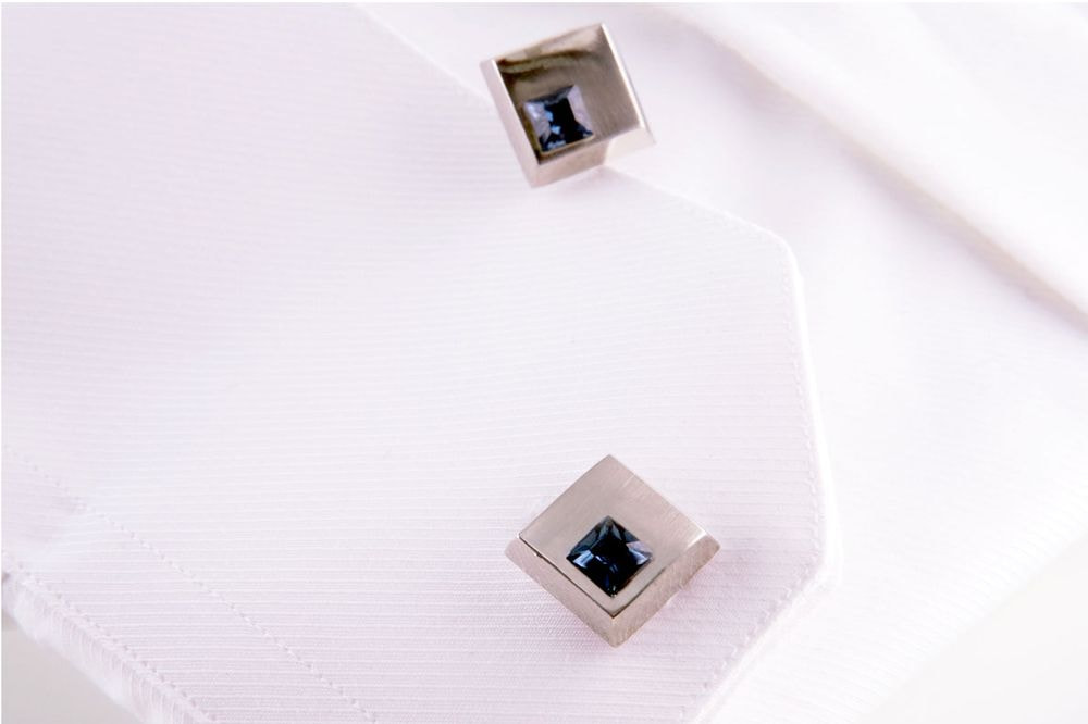Square cufflinks with small blue brilliant and brooch