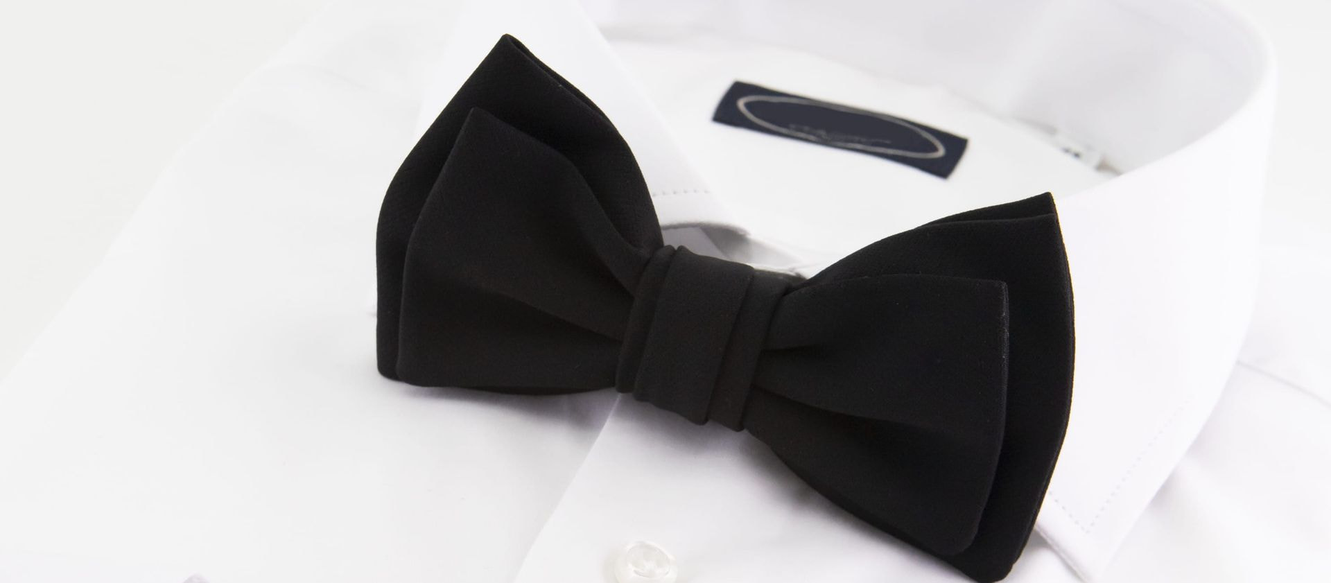 Black bow tie with double bow