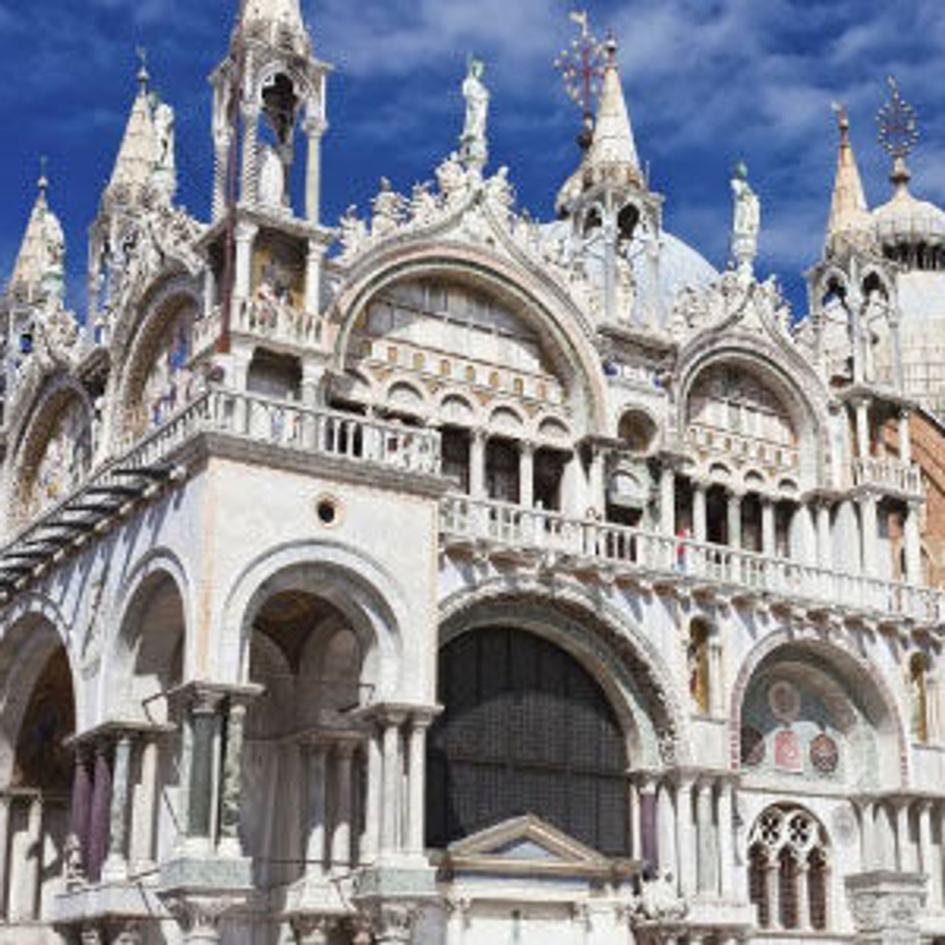 Discover the charm of Venice walking through the city, enjoying exclusive gondola tours or visiting the picturesque islands Murano and Burano. Discover the charm of Venice walking through the city, enjoying exclusive gondola tours or visiting the picturesque islands Murano and Burano.