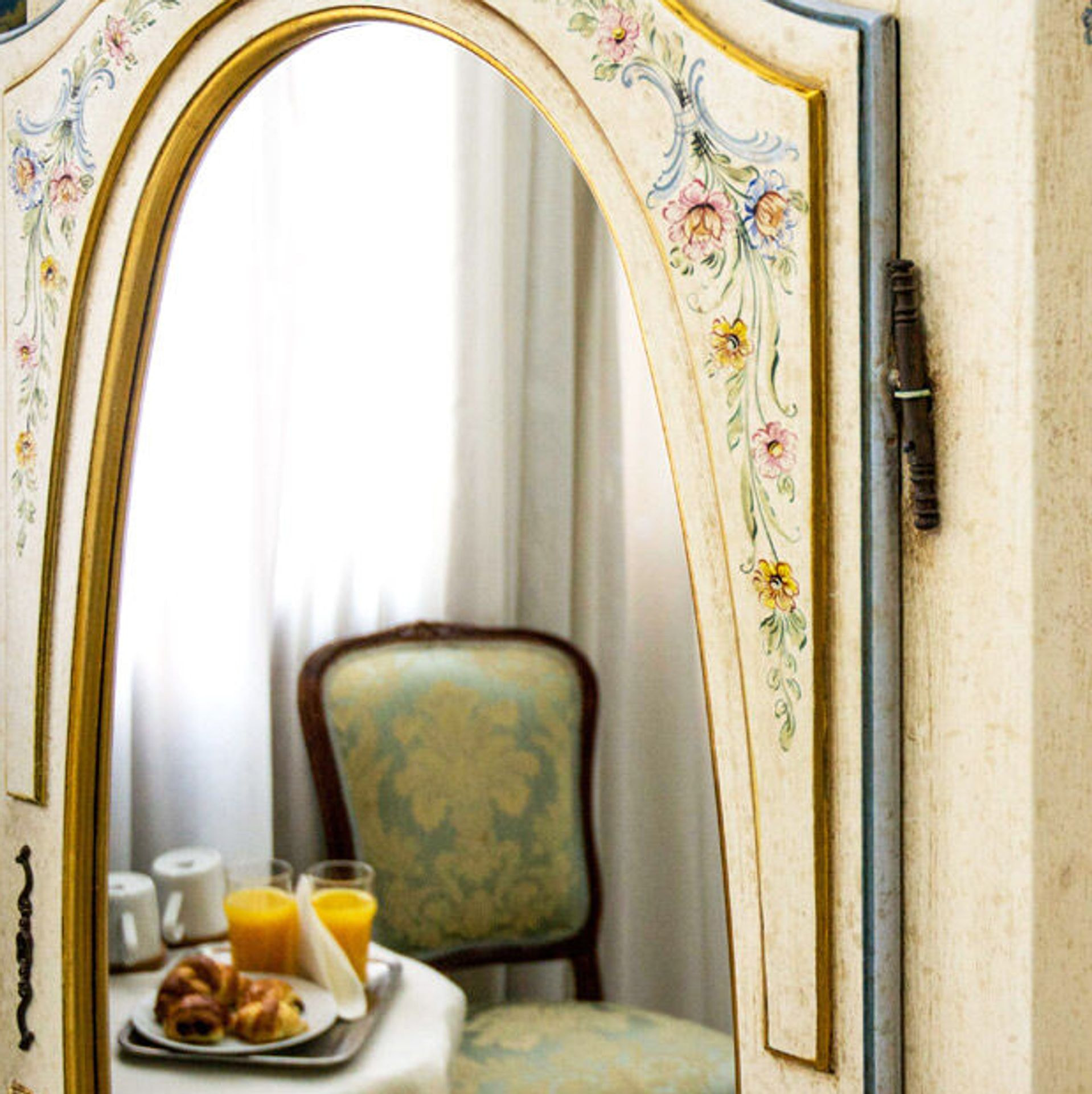 En el corazón de Venecia, un hotel confortable donde te puedes quedar también con tus amigos de cuatro patas. El hotel cuenta con lindas habitaciones y ofrece un rico buffet de desayuno.