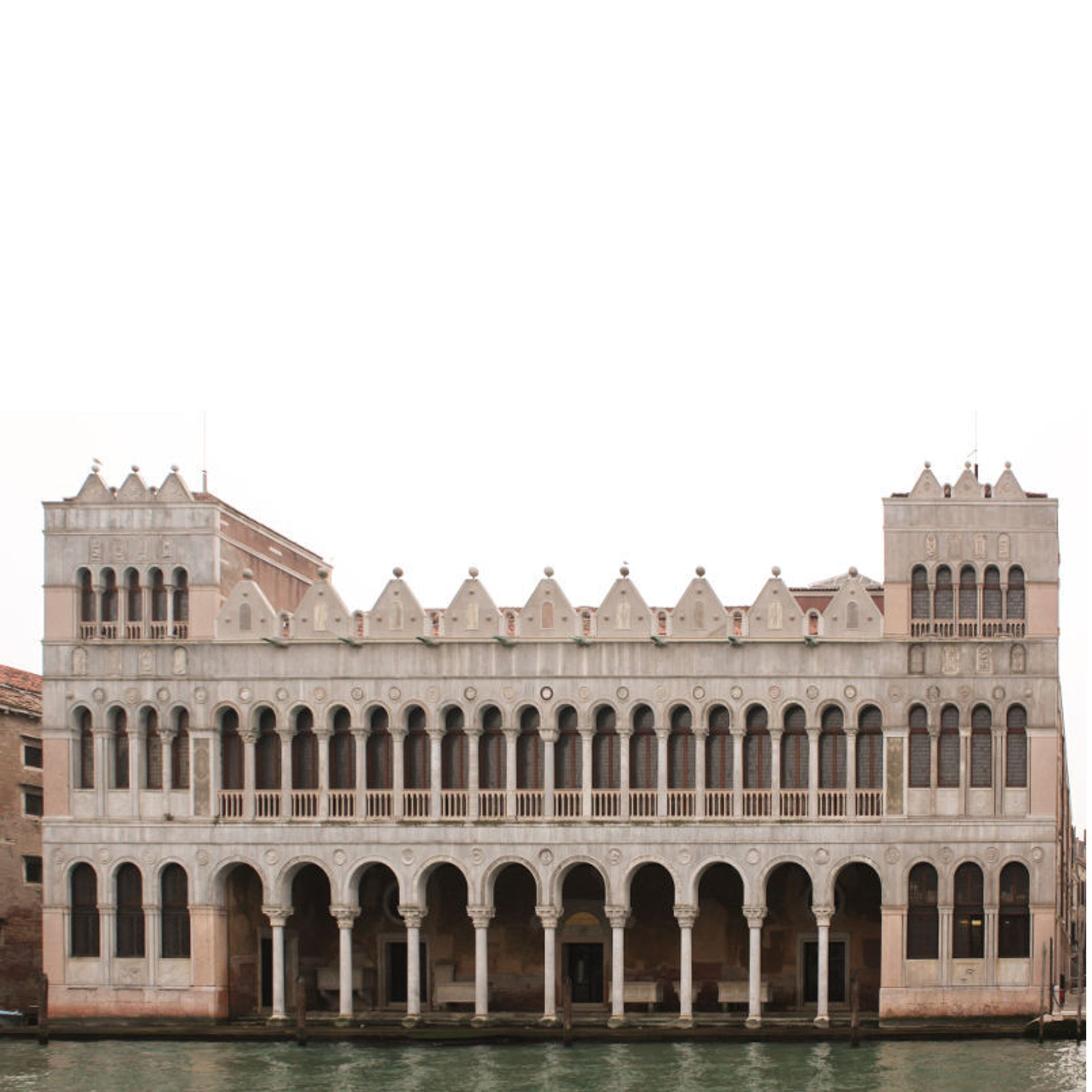 Descubre el encanto de Venecia paseando por la ciudad, disfrutando de exclusivos paseos en góndola o visitando las pintorescas islas de Murano y Burano. 