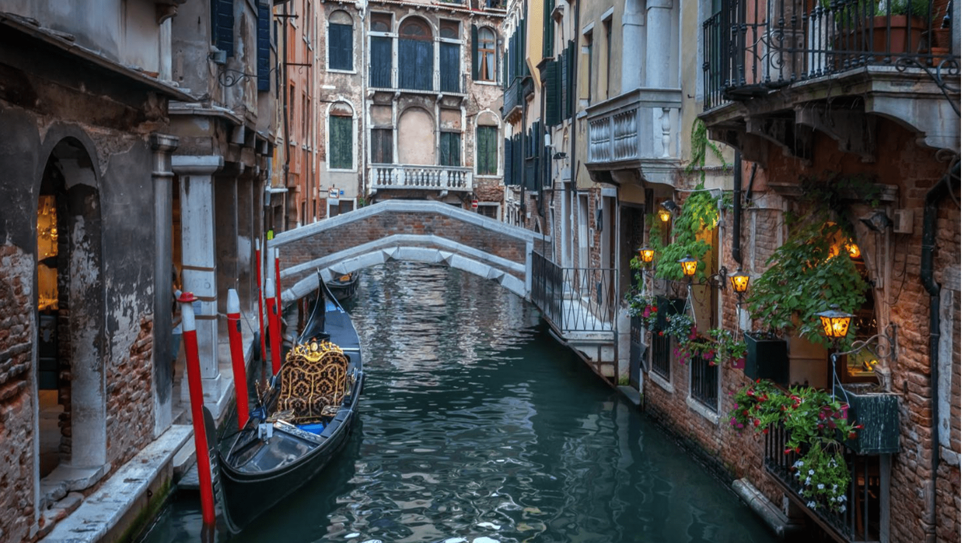 if you are looking for special offers for your stay in Venice, book on our web site!    What’s better than a hotel in the city centre to live the atmosphere of the ancient Republic of Venice?