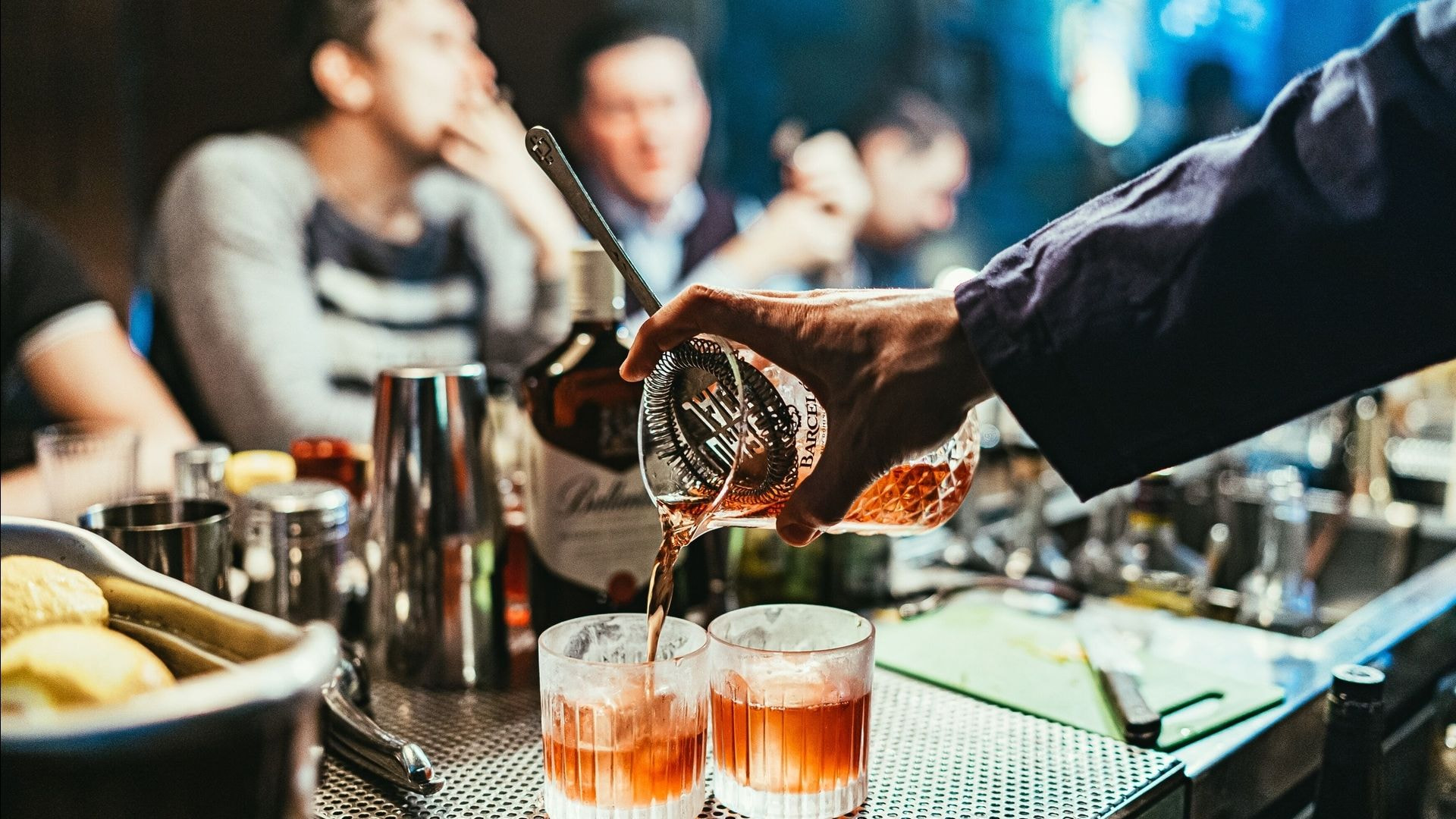 passa a bere una birra all'Ideal cafe