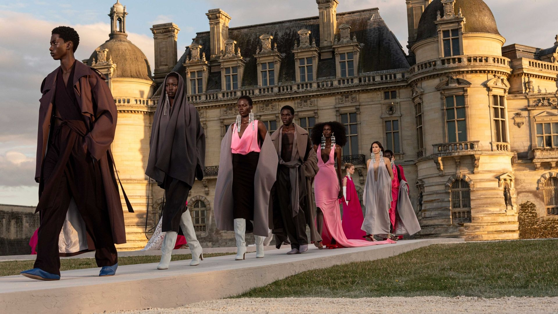 Haute Couture Fall/Winter 2023-24 Valentino Un Château Fashion Show